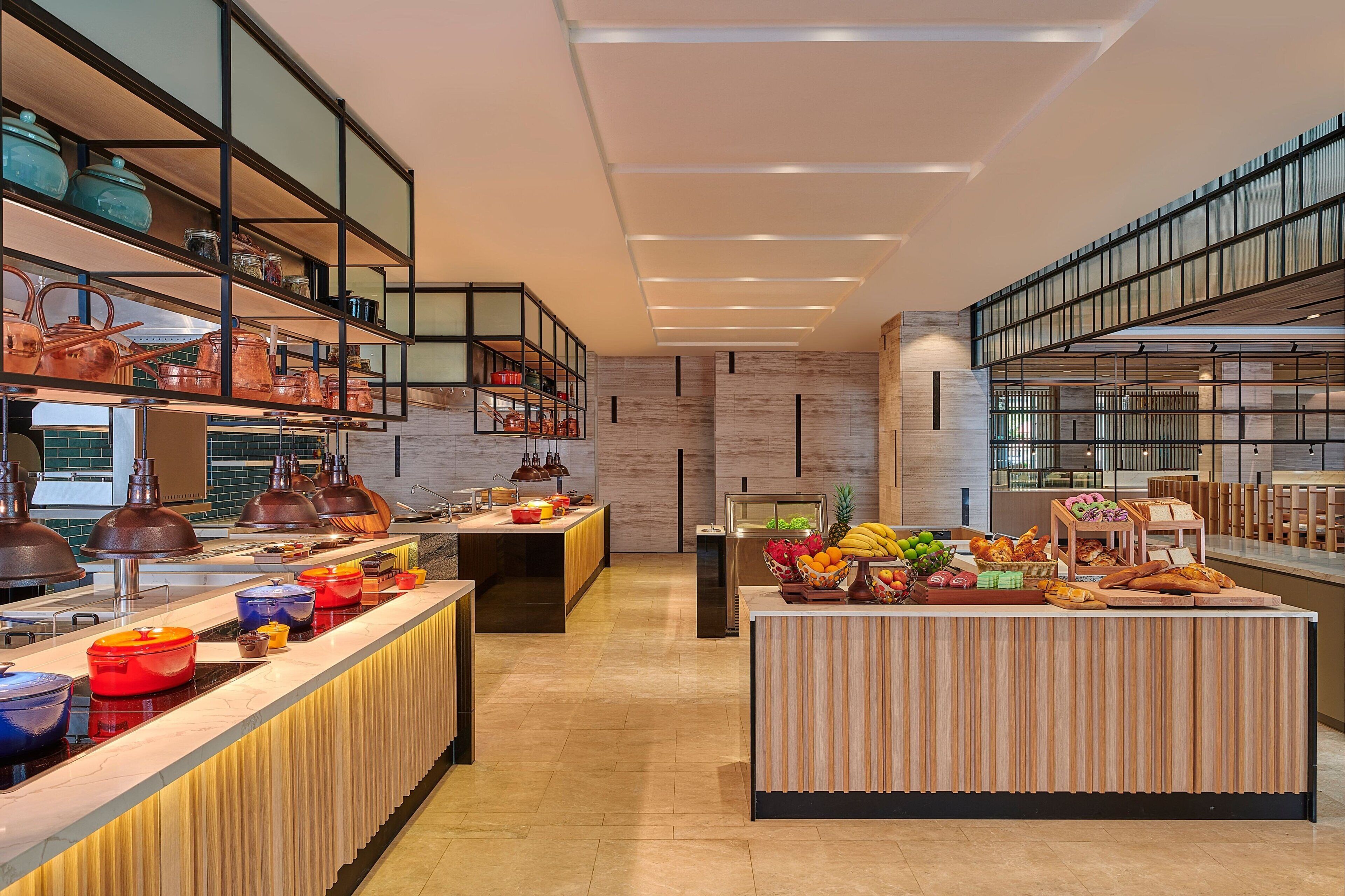 Une cuisine moderne dotée d’un îlot central, équipé de divers ustensiles et appareils de cuisine.