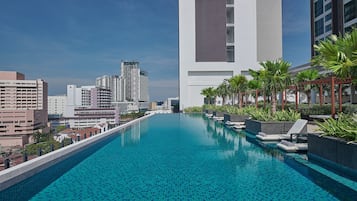 Piscine extérieure, cabanons gratuits, parasols de plage