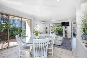 Dining - Modern & Comfy ~ 5★ Location ~ 🎡Theme Parks ☀Pool (Arundel)