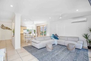 TV - Modern & Comfy ~ 5★ Location ~ 🎡Theme Parks ☀Pool (Arundel)