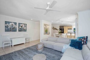 TV - Modern & Comfy ~ 5★ Location ~ 🎡Theme Parks ☀Pool (Arundel)