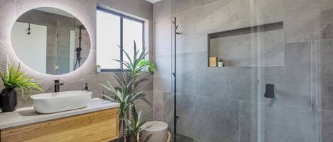 Douche, serviettes fournies, savon, shampoing