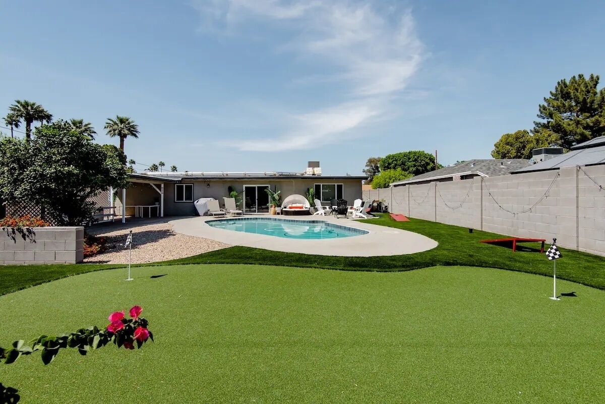 Full house FITS 20+, putting green and pool, centrally located - GOOD VIBES ONLY
