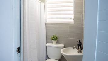 Cabaña familiar | Baño | Ducha, cabezal de ducha tipo lluvia, toallas y papel higiénico