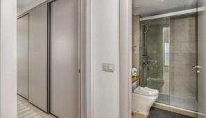 Suihku, hiustenkuivaaja, pyyhkeet