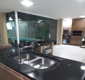 Full-sized fridge, microwave, oven, stovetop