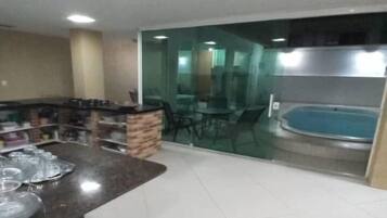 Full-size fridge, microwave, oven, stovetop