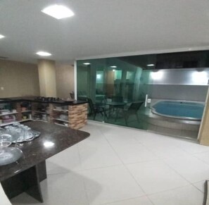 Full-size fridge, microwave, oven, stovetop - Casa Piscina Condom 5min ITACOATIARA (Niteroi)
