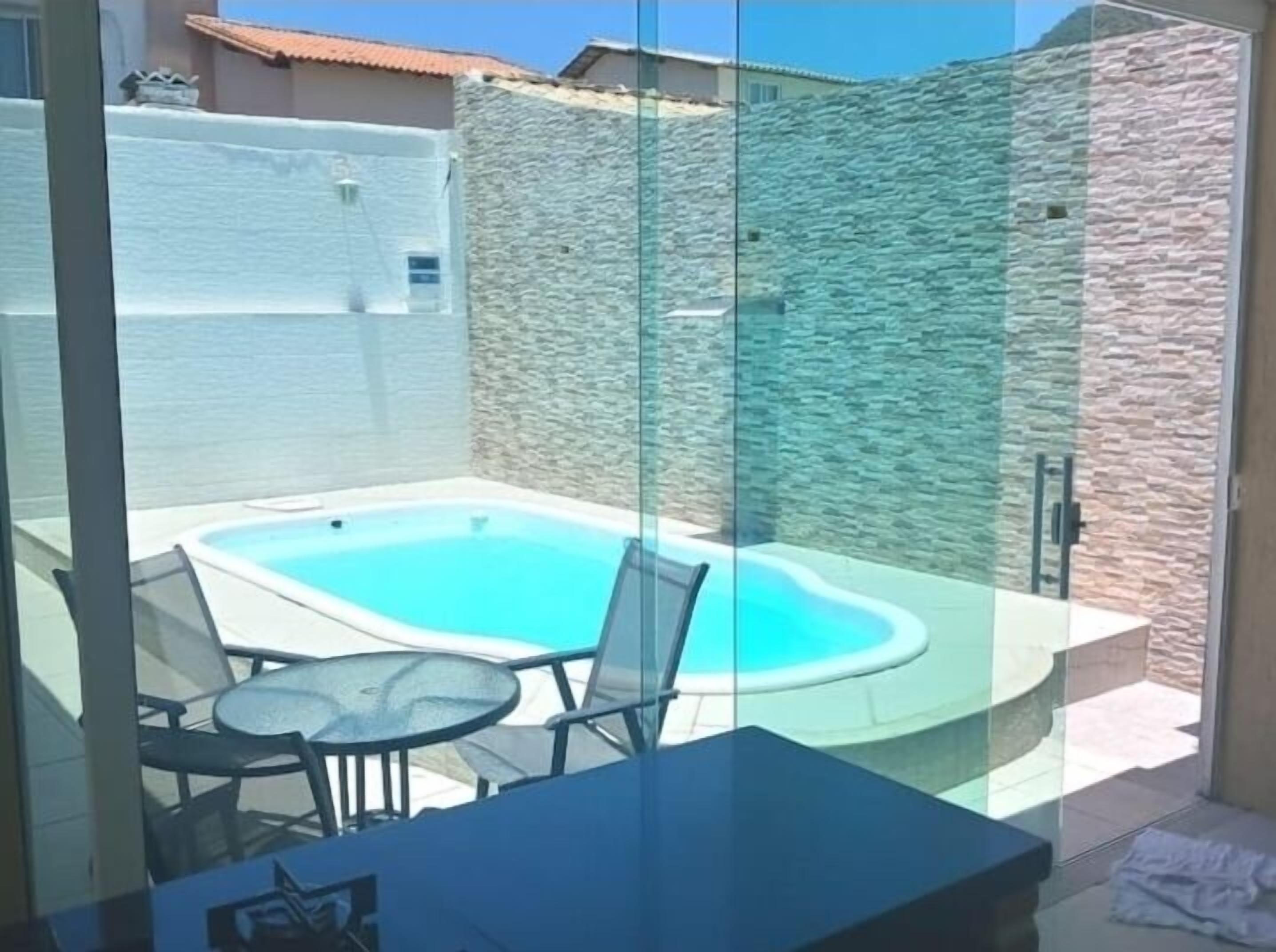 Full-sized fridge, microwave, oven, stovetop