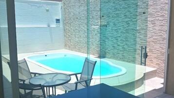 Full-sized fridge, microwave, oven, stovetop