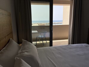 Exclusieve driepersoonskamer | Luxe beddengoed, donsdekens, pillowtop-bedden, een minibar