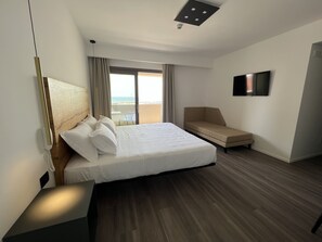 尊爵三人房 | 高級寢具、羽絨被、舒適加層、迷你吧