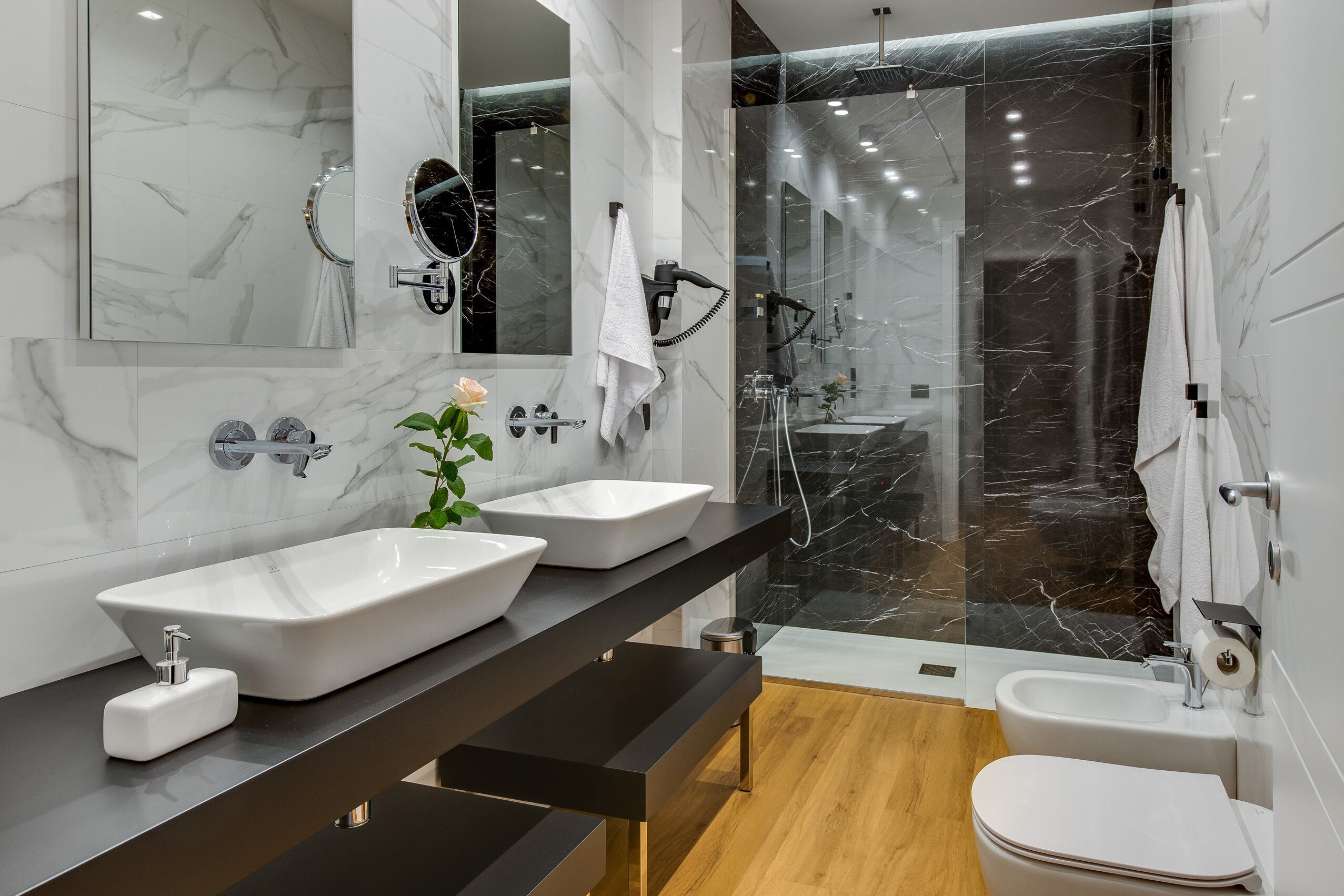 Camera Exclusive | Bagno | Doccia, soffione a pioggia, set di cortesia gratuito, asciugacapelli