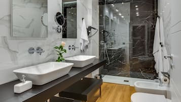 Camera Exclusive | Bagno | Doccia, soffione a pioggia, set di cortesia gratuito, asciugacapelli