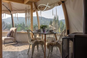 Deluxe tent | Individueel gemeubileerd, gratis wifi, beddengoed