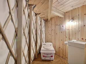 A sauna room with wooden walls and a wooden lattice partition. - Imago Village (Saint-David-de-Falardeau)