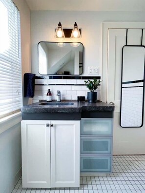 تجهيزات دش، مجففات شعر، مناشف، صابون