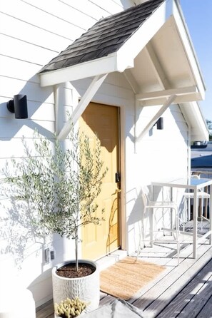 Outdoor dining - mid-century 70s retro studio:Easy World Cup Access (Houston)