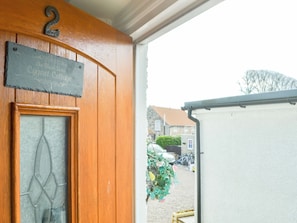 Una puerta de madera con el número 2 y un cartel arriba.
