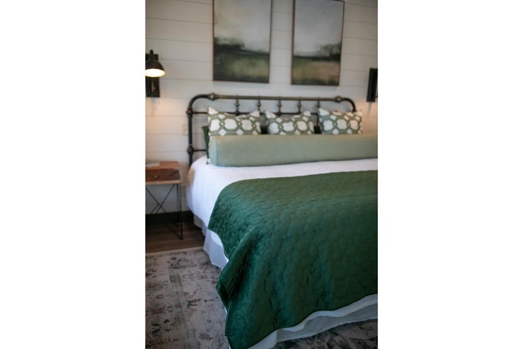 Cottage Getaway Near Tuscaloosa (Honeysuckle Rose)