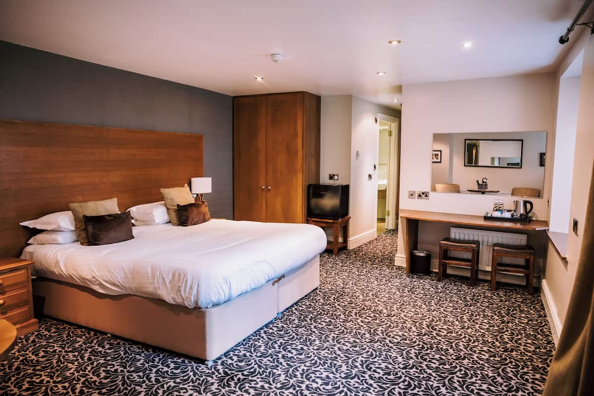 Executive Suite | 1 bedroom, hypo-allergenic bedding, iron/ironing board, free WiFi