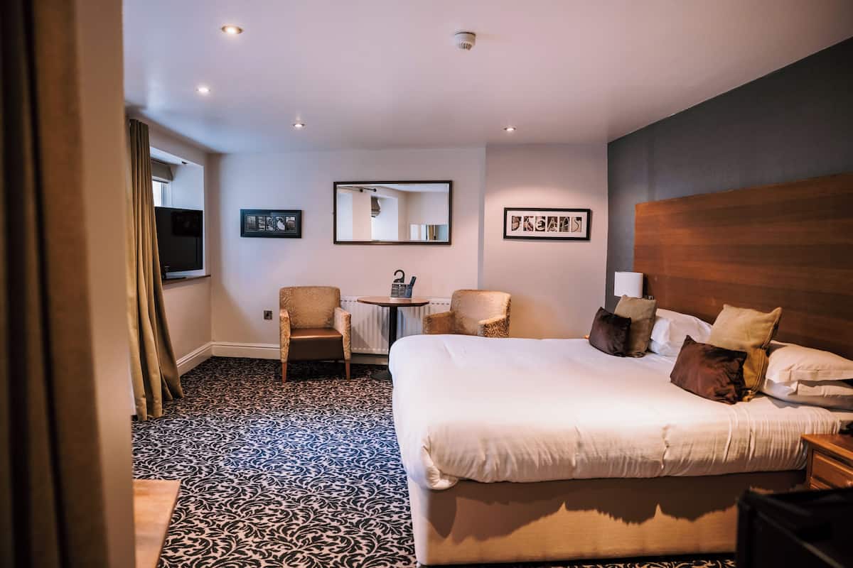 Executive Double Room | 1 bedroom, hypo-allergenic bedding, iron/ironing board, free WiFi