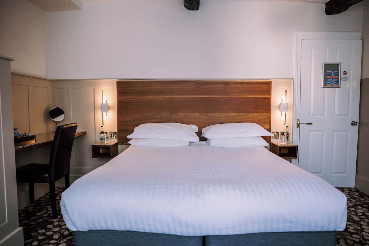 Classic Double Room | 1 bedroom, hypo-allergenic bedding, iron/ironing board, free WiFi
