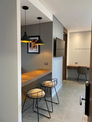 Refrigerador con freezer, microondas, horno, tostadora