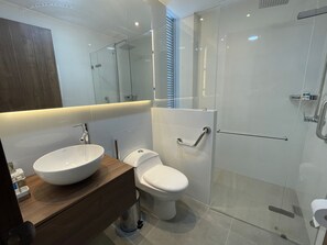 Deluxe Apartment | Bathroom
