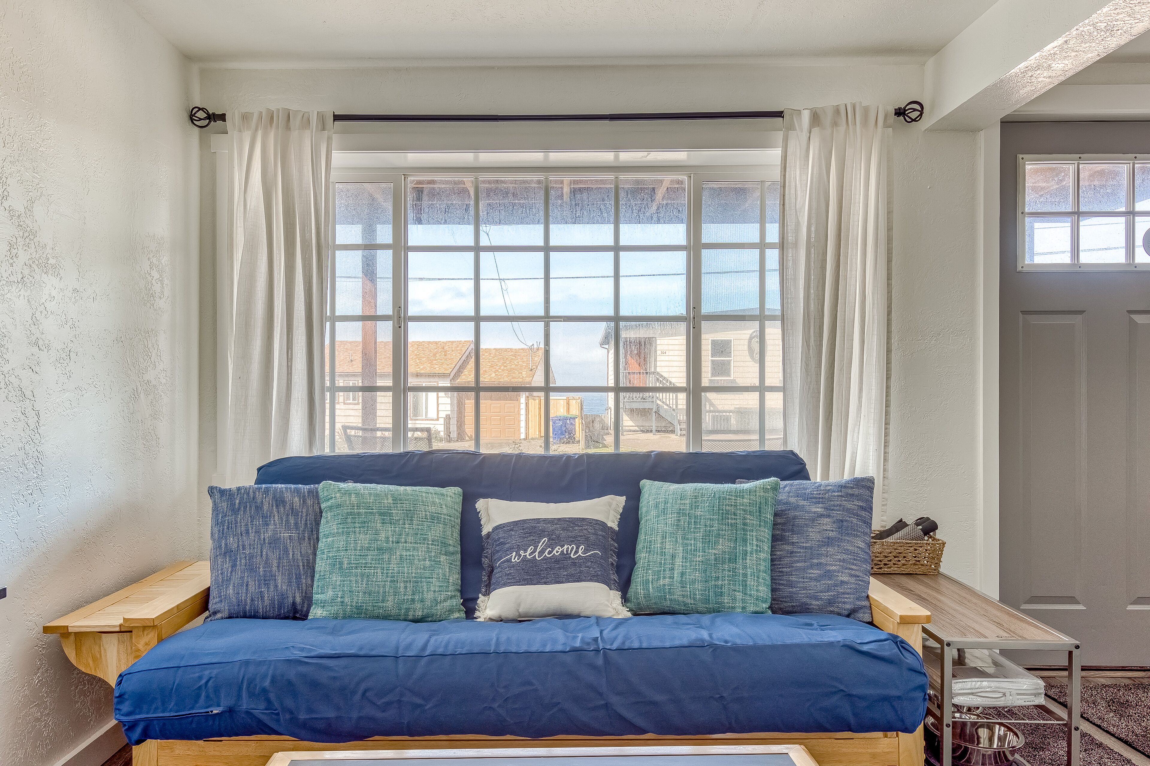 Ground-floor condo 1 block from the beach with private patio - dog-friendly