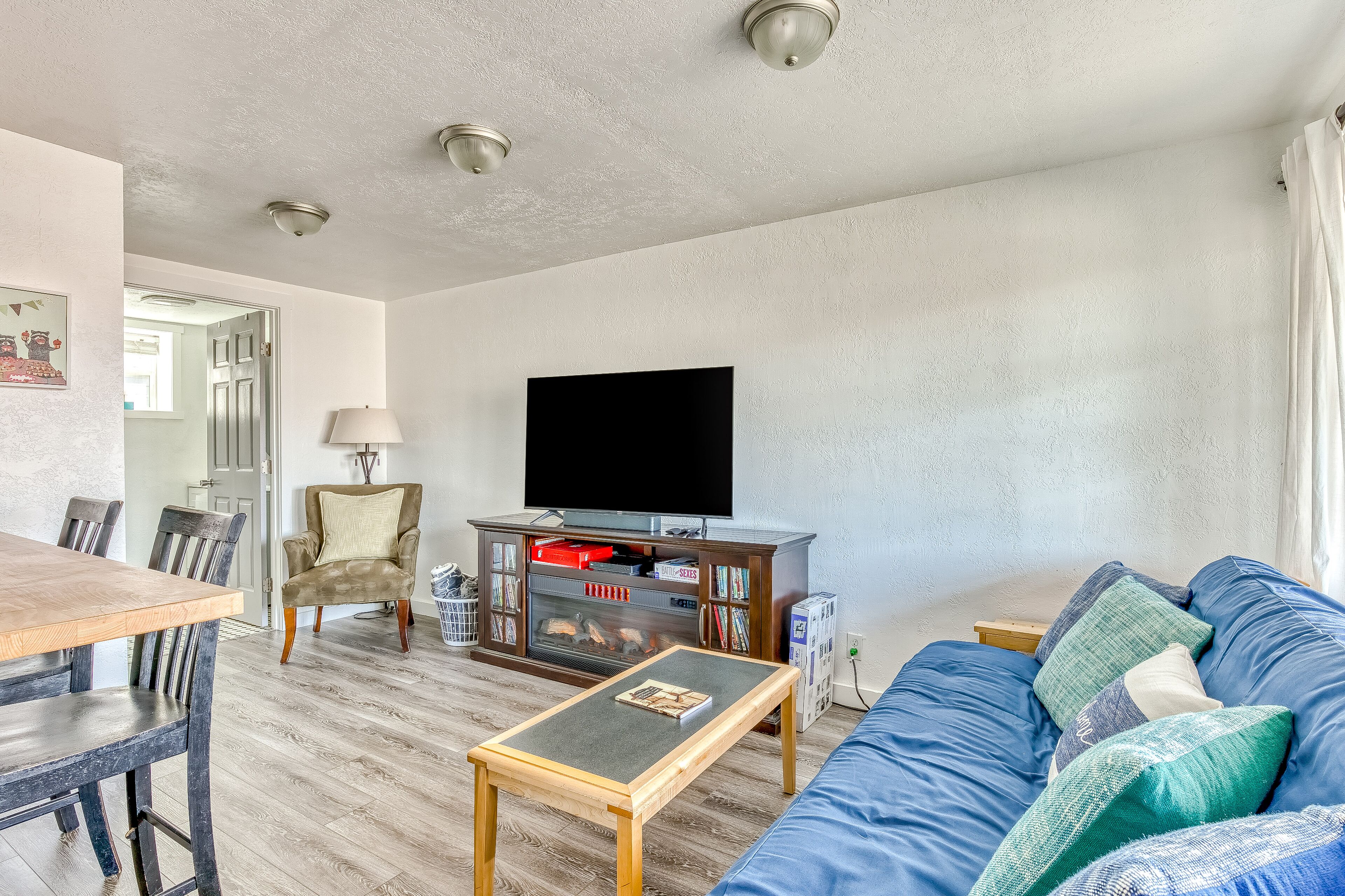 Ground-floor condo 1 block from the beach with private patio - dog-friendly