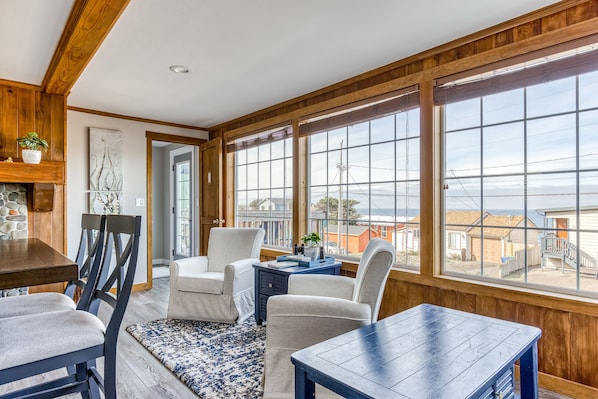 Televisión, chimenea, reproductor de DVD y futbolito