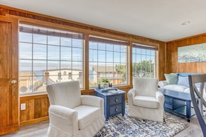 Televisión, chimenea, reproductor de DVD y futbolito