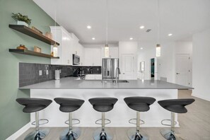 Kjøleskap, mikrobølgeovn, ovn og kokeplater