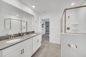 Hair dryer, towels - 7 Bed  Champions Gate Resort Golf Villa with Spa and Pool 5 King Beds (Davenport)