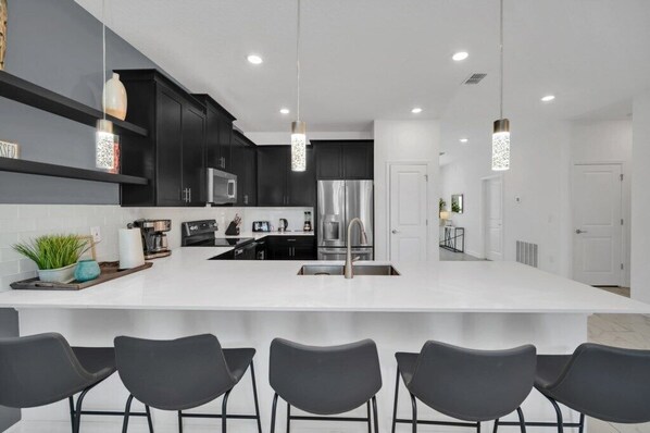 Réfrigérateur, micro-ondes, four, plaque de cuisson