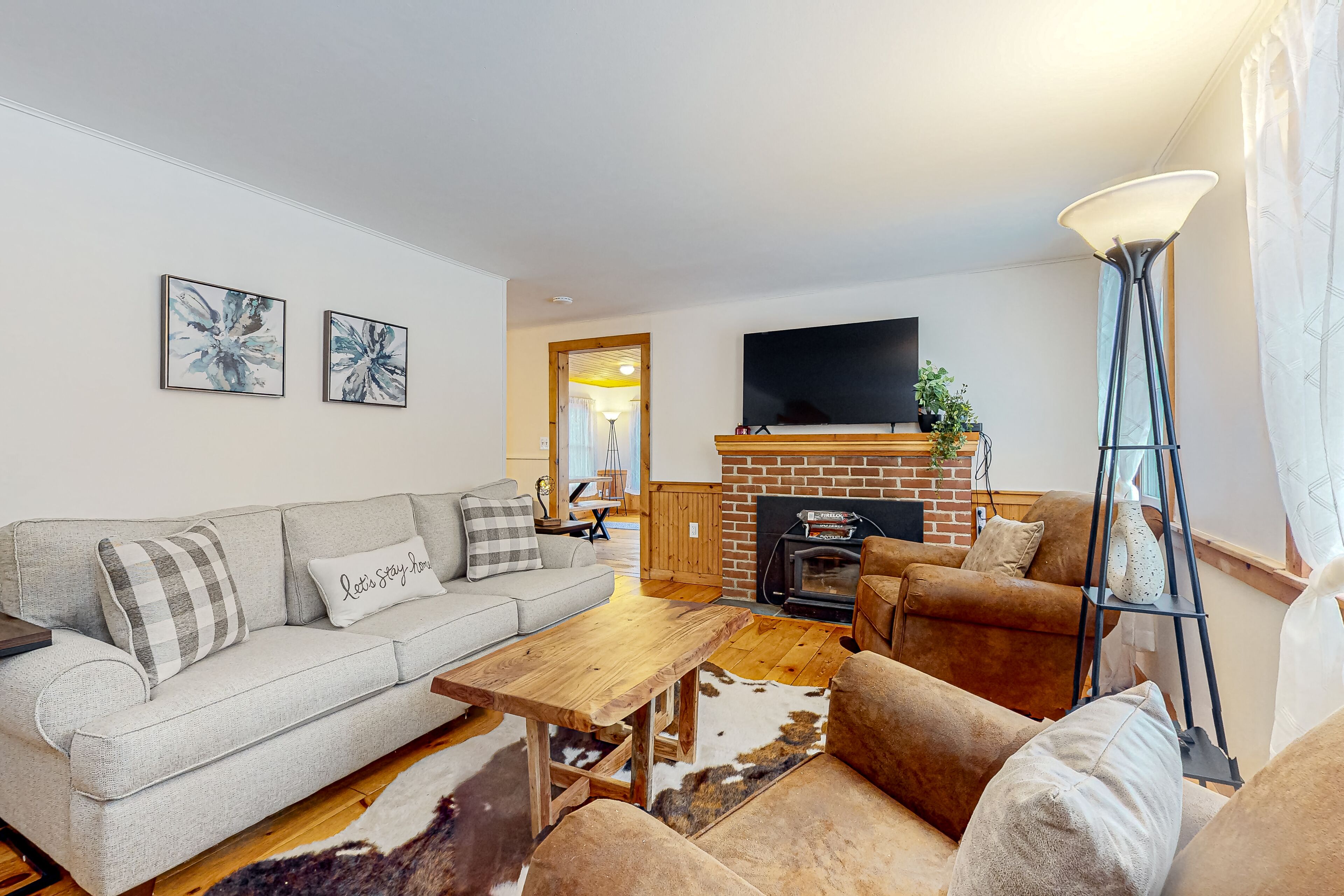 Quiet home with wood fireplace - walk downtown, close to skiing & hiking