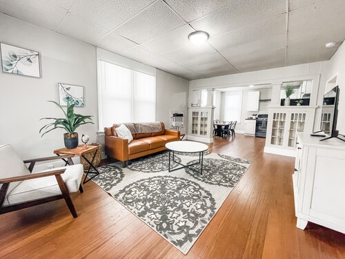 Amazing Main Level 2 bedroom Apartment