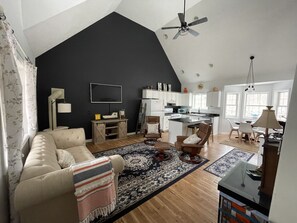 Smart TV, fireplace, video games, DVD player - Highly rated 3 Bed,3 Bath, 0 cleaning fee dog friendly  additional daily fee. (Cedar)