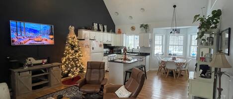 Smart TV, caminetto, videogiochi, lettore DVD