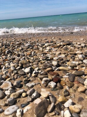 Ein Kiesstrand mit Blick auf den Ozean.