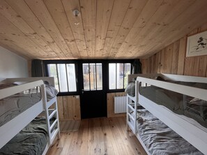4 bedrooms, WiFi, bed sheets, wheelchair access