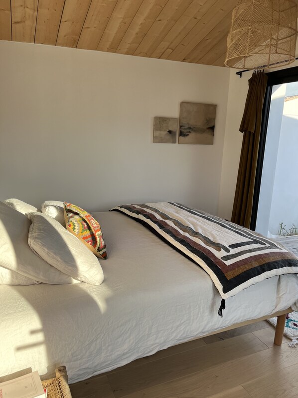 4 bedrooms, WiFi, bed sheets, wheelchair access