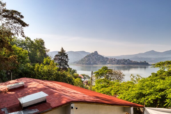 A view of a lake with a distant island and mountains. - Luxury 3BR Cabin, Lakeview in Valle de Bravo (Valle de Bravo)