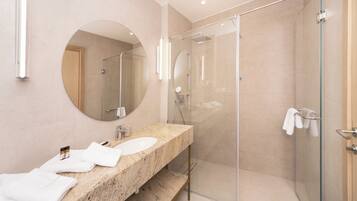 Kamar Double atau Twin Standar | Shower kamar mandi