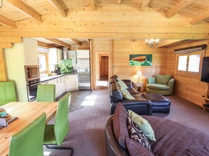 Flat-screen TV, fireplace, DVD player - Ilodge 73 (Louth)