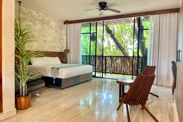 Superior stúdió lakosztály | Prémium ágynemű, Select Comfort-matrac és széf a szobában