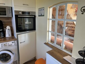 冷蔵庫、電子レンジ、オーブン、コンロ
