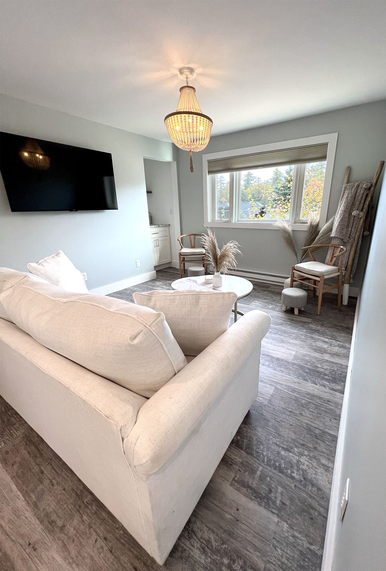 COZY & PLUSH BOHO GETAWAY 10 Min walk to Main St.