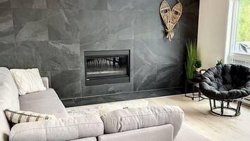 Smart TV, fireplace